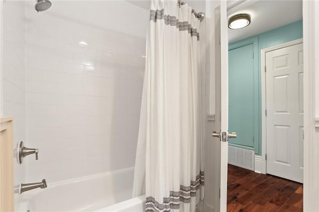 full bath featuring visible vents, shower / tub combo with curtain, and wood finished floors