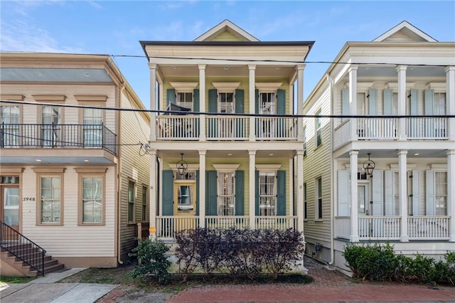 view of front of property featuring a porch