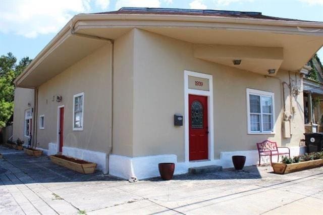 property entrance with stucco siding