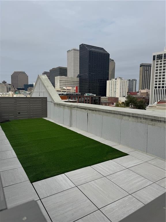 view of yard featuring a city view