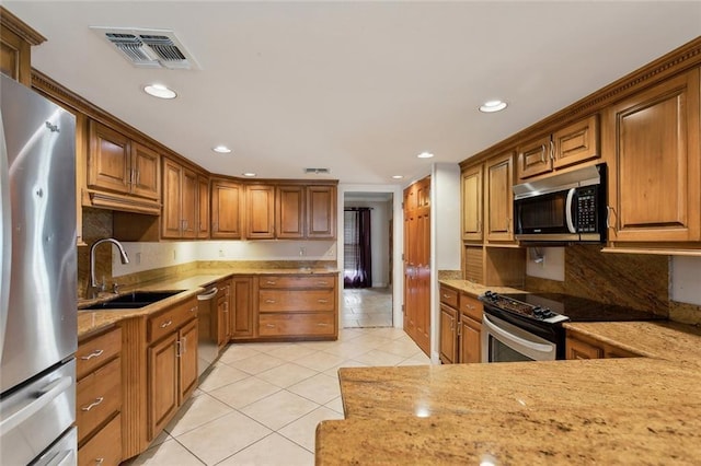 kitchen featuring visible vents, a sink, recessed lighting, stainless steel appliances, and light tile patterned flooring