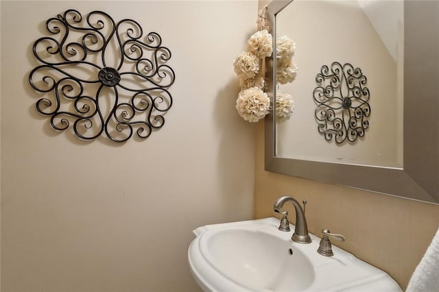 bathroom featuring a sink