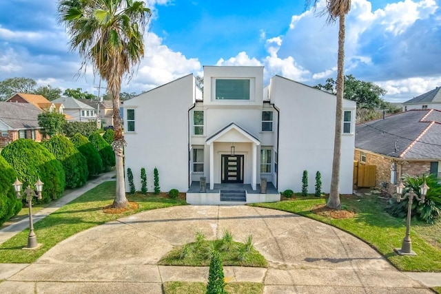 view of front of property featuring stucco siding and a front yard