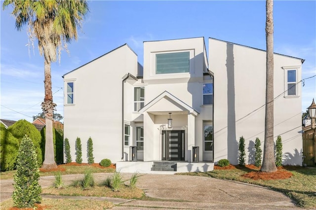 view of front facade with stucco siding