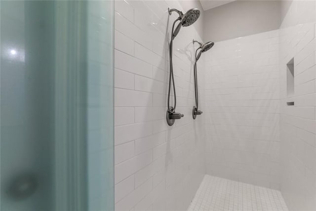 bathroom featuring tiled shower