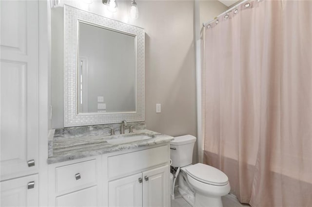 full bath featuring toilet, vanity, and shower / tub combo