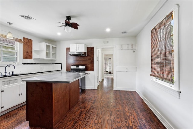 kitchen with visible vents, a sink, under cabinet range hood, gas range, and open shelves