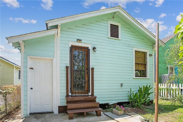 5515 Dauphine St, New Orleans, LA 70117 - back of property featuring fence