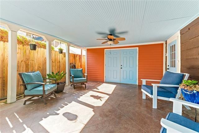 sunroom featuring a ceiling fan