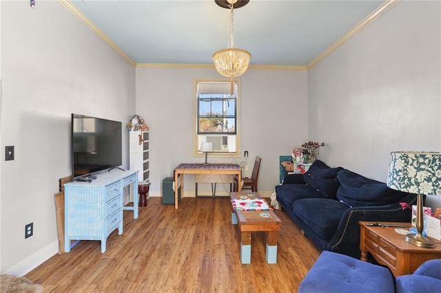 living room featuring crown molding, light wood-style floors, baseboards, and a chandelier
