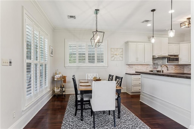 dining space featuring visible vents, crown molding, dark wood-type flooring, baseboards, and recessed lighting