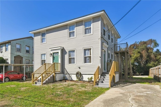 view of front of property featuring a front yard and fence