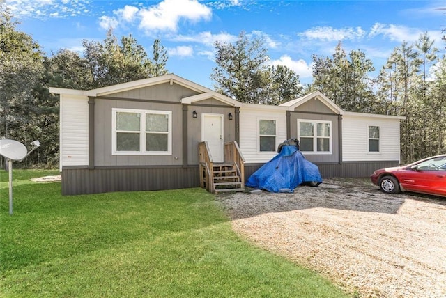 manufactured / mobile home with a front lawn