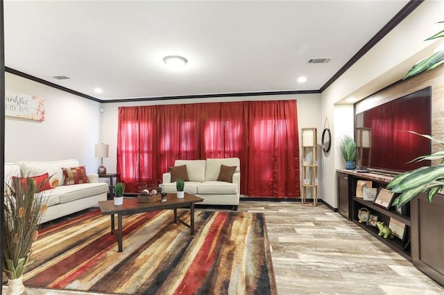 living area featuring crown molding, wood finished floors, visible vents, and recessed lighting