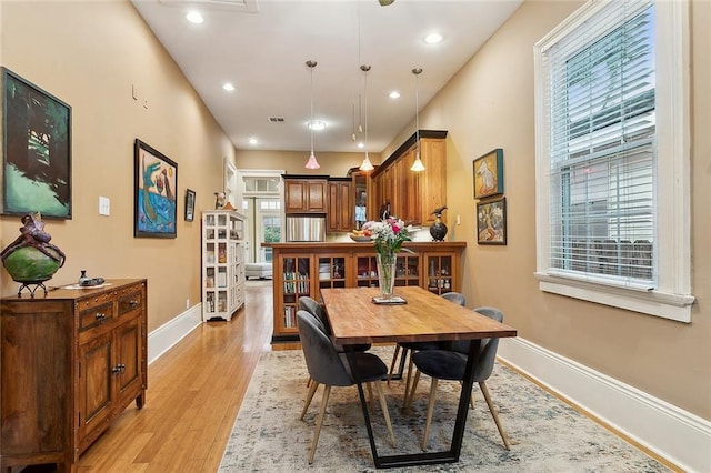 dining space with light wood finished floors, visible vents, recessed lighting, and baseboards