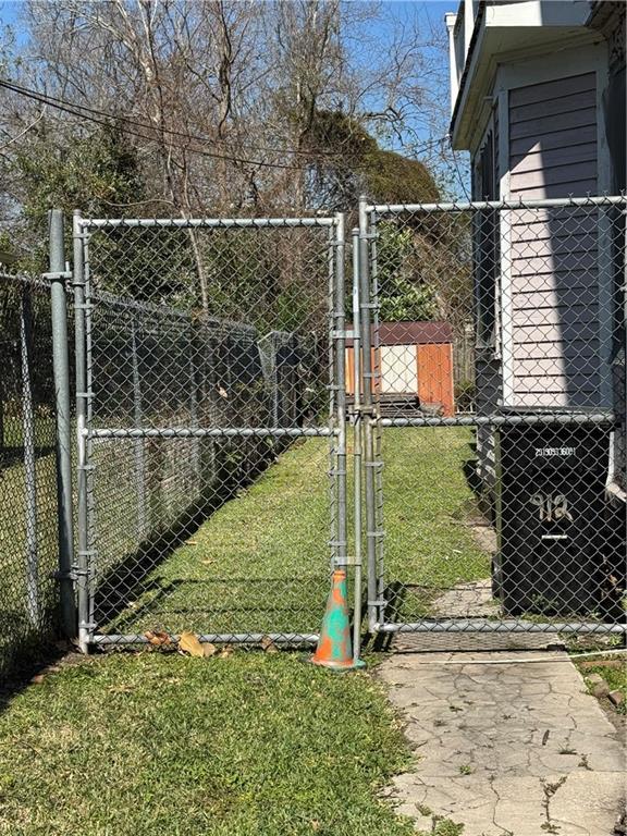 view of gate featuring a lawn