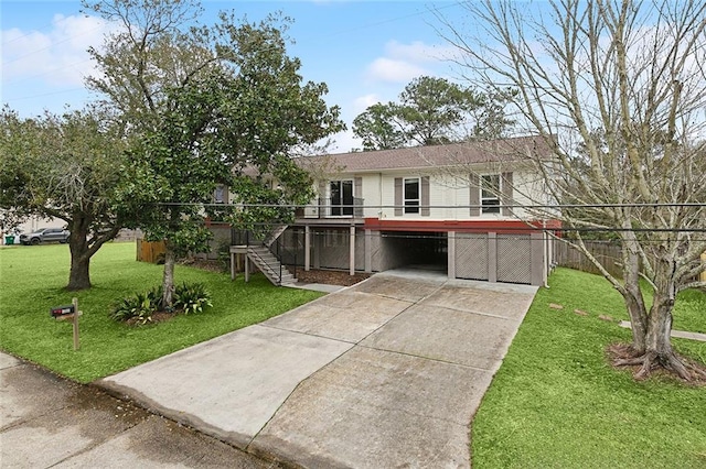 view of front facade featuring driveway, a front yard, and fence