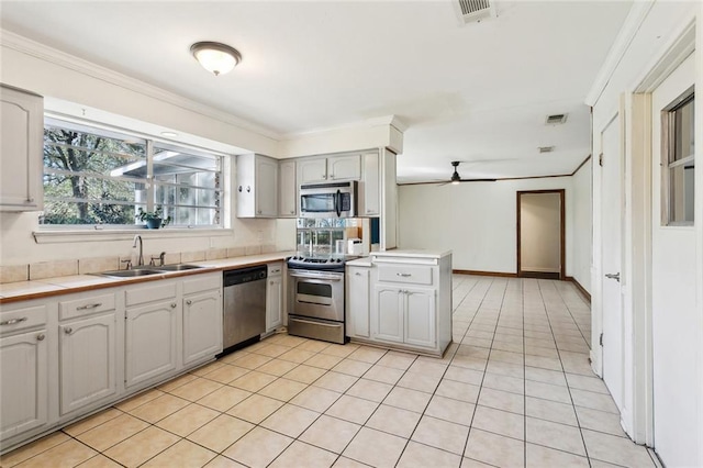 kitchen featuring visible vents, a sink, appliances with stainless steel finishes, light tile patterned floors, and ceiling fan