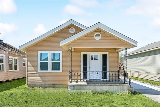 view of front of home featuring a front yard and fence