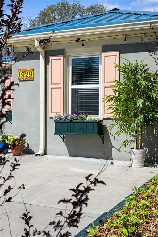 property entrance featuring stucco siding