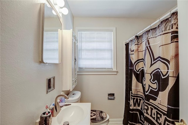 full bathroom featuring vanity, toilet, and a shower with curtain