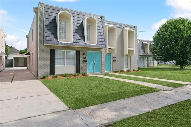 view of front of house with a front lawn and brick siding