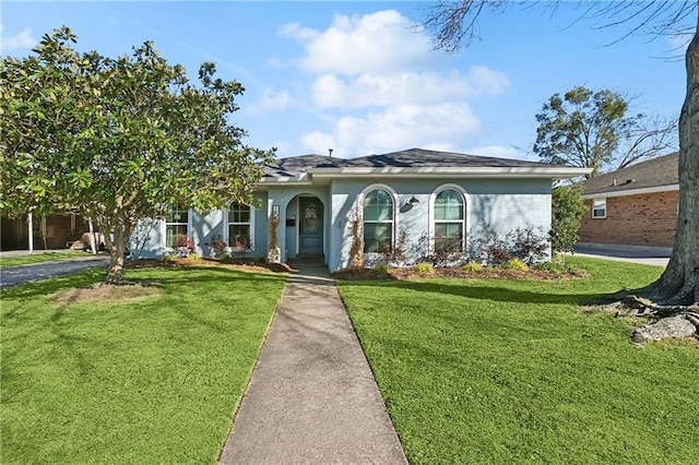 view of front of property featuring a front lawn