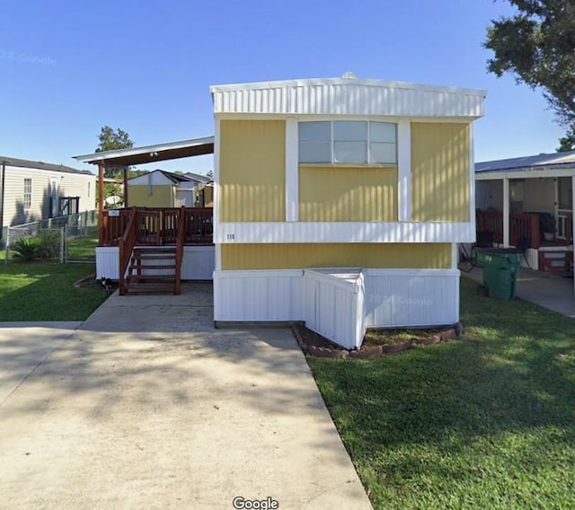 view of front of property featuring a deck and a front yard