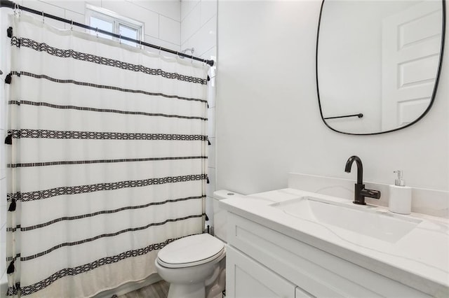 full bathroom featuring vanity, curtained shower, and toilet