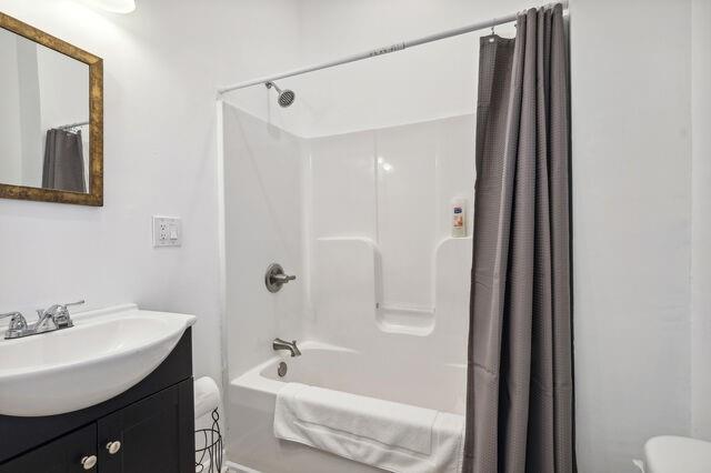 full bath with vanity, toilet, and shower / bath combo