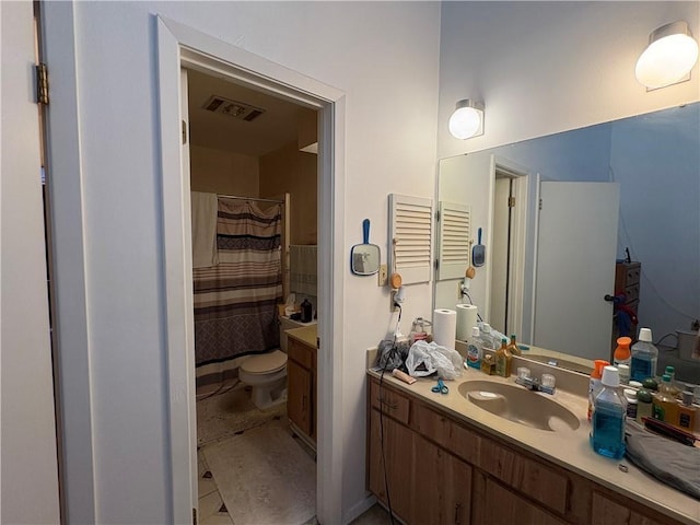 full bath featuring vanity, a shower with shower curtain, toilet, and visible vents