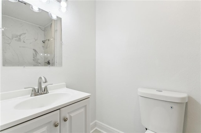 bathroom with a shower, baseboards, toilet, and vanity