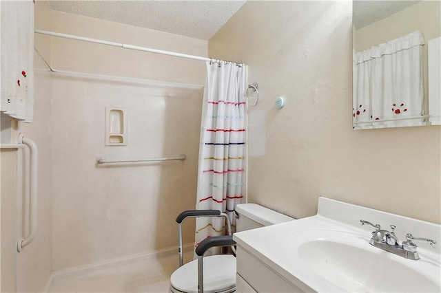 full bath with toilet, a textured ceiling, vanity, and a shower with curtain