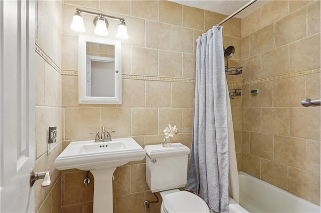 bathroom with shower / bath combo with shower curtain, toilet, tile walls, and decorative backsplash