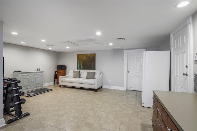 living area with visible vents, recessed lighting, and baseboards