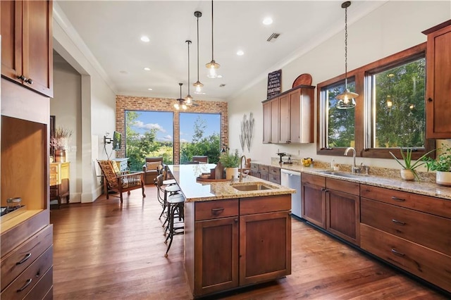 kitchen featuring dishwashing machine, an island with sink, dark wood-style flooring, and a sink