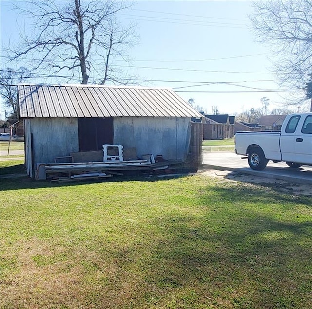 view of yard with an outbuilding and an outdoor structure