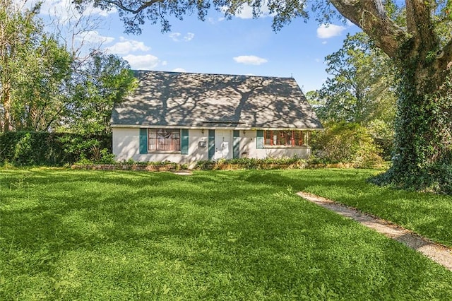 view of front of property with a front yard