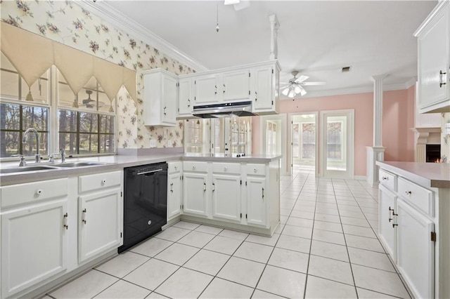 kitchen featuring ornamental molding, a sink, wallpapered walls, dishwasher, and ceiling fan