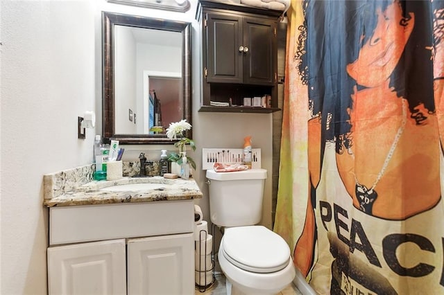 full bath with curtained shower, toilet, and vanity