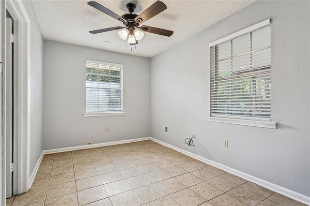 empty room featuring baseboards, a textured ceiling, and a ceiling fan