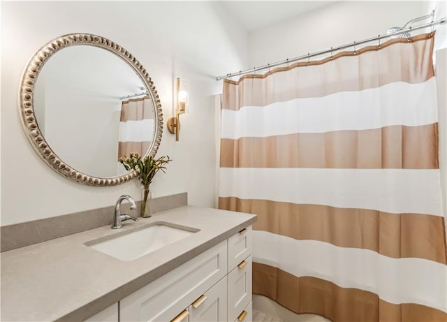 full bathroom featuring a shower with curtain and vanity