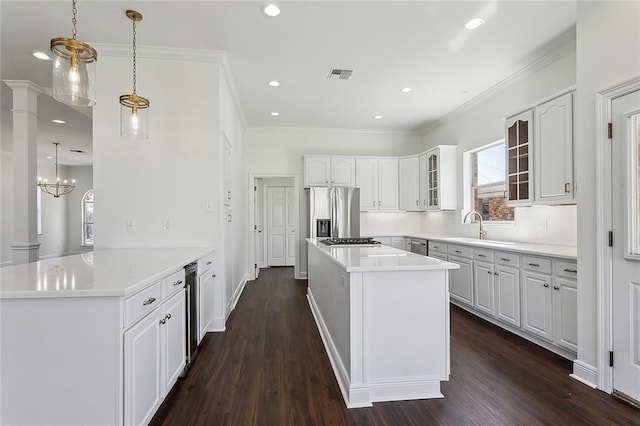 kitchen with visible vents, dark wood-style flooring, a sink, stainless steel appliances, and glass insert cabinets