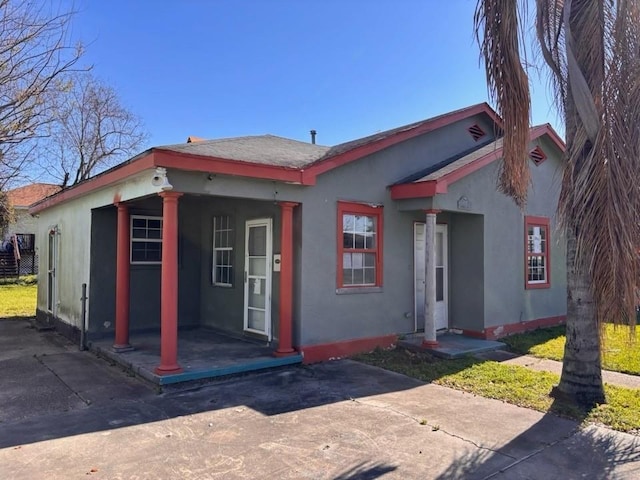 view of front facade featuring stucco siding