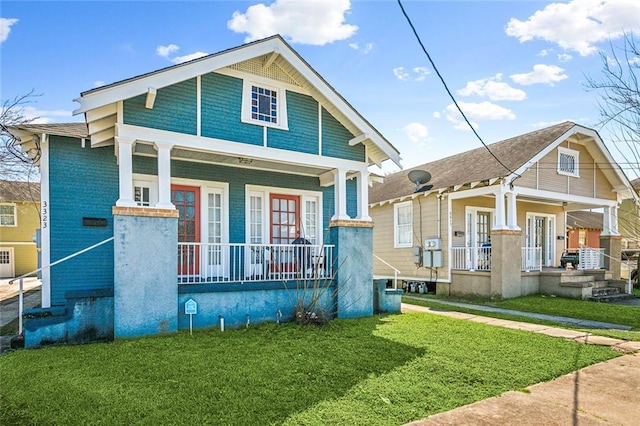 view of front facade featuring covered porch and a front lawn