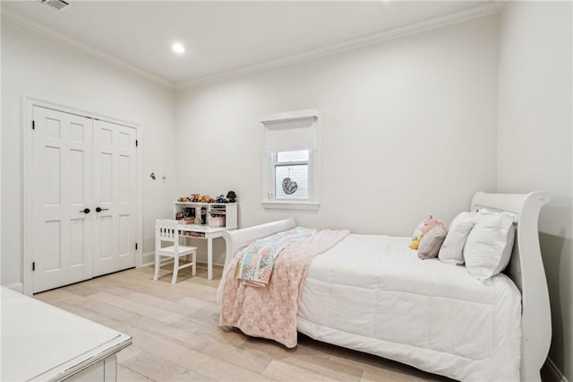 4533 N Turnbull Dr, Metairie, LA 70002 - bedroom featuring visible vents, crown molding, recessed lighting, light wood-style floors, and a closet