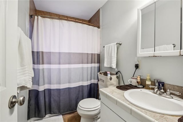 full bath featuring vanity, a shower with curtain, and toilet