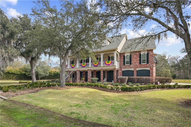 view of front of property featuring brick siding and a front yard