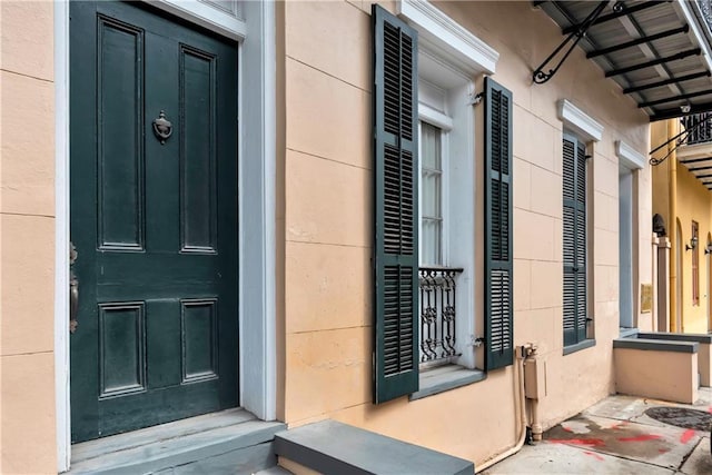 property entrance featuring stucco siding