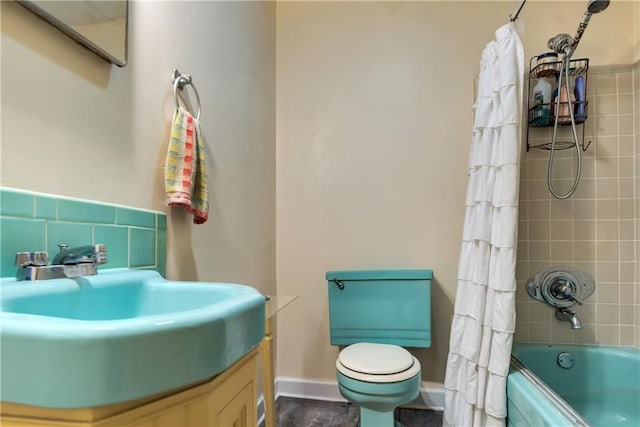 bathroom with baseboards, toilet, decorative backsplash, vanity, and shower / bathtub combination with curtain